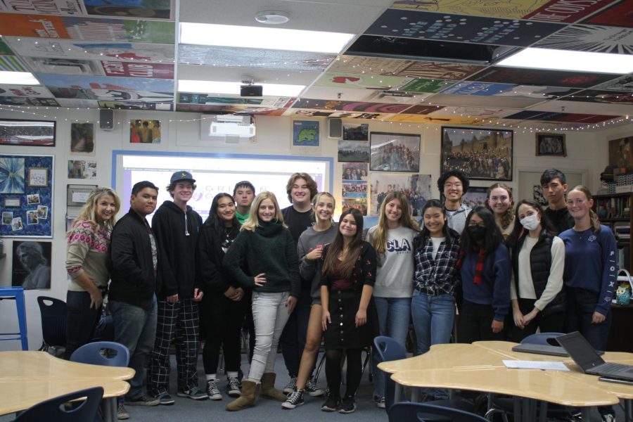 Group class photo of the 2022-23 Los Al Journalism class.