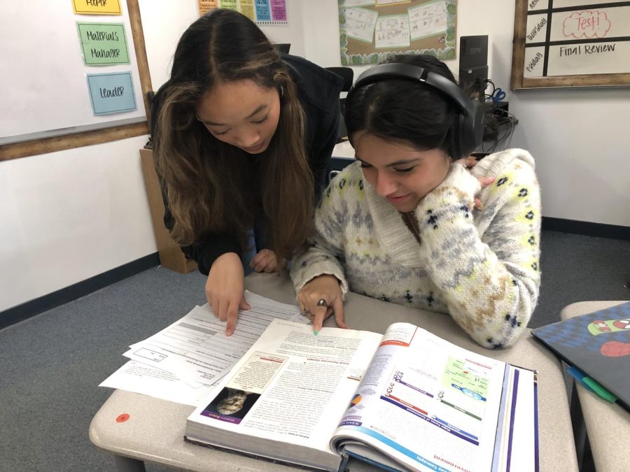 Zielee Wright (left) and Alicia Portillo (right) engaging in mentoring during the class. 