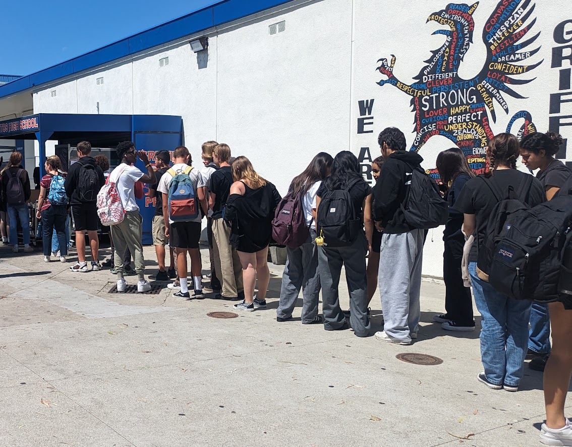 Students at Los Al wait in a line to receive free lunch.