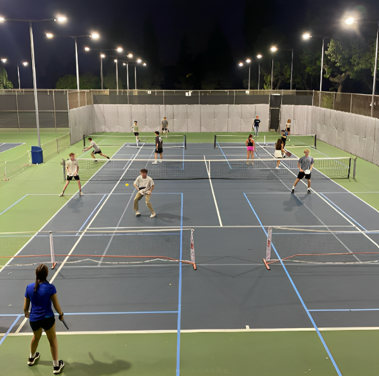 The+Los+Al+pickleball+club+playing+on+the+pickleball+courts+at+Rossmoor+Park.