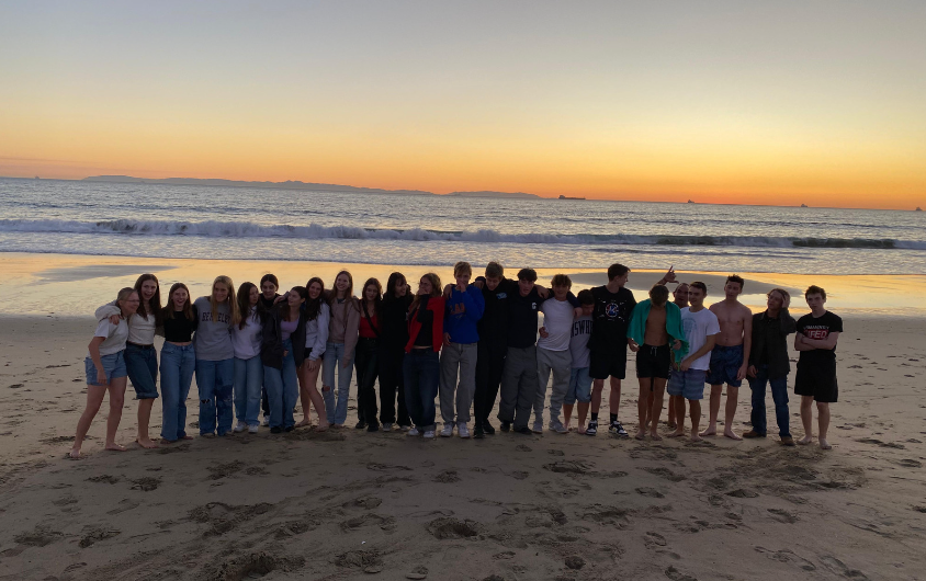 Los+Al+students+and+exchange+students+from+Germany+gather+around+the+beach+for+a+group+photo.