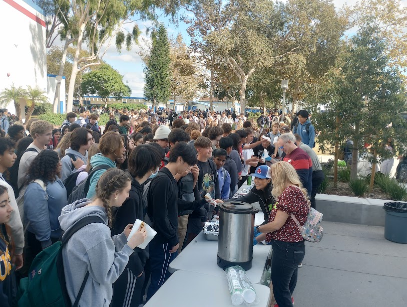 Students+eagerly+await+to+receive+free+churros+and+hot+cocoa+during+the+Thanksliving+lunch+event+on+Thursday%2C+Nov.+16.