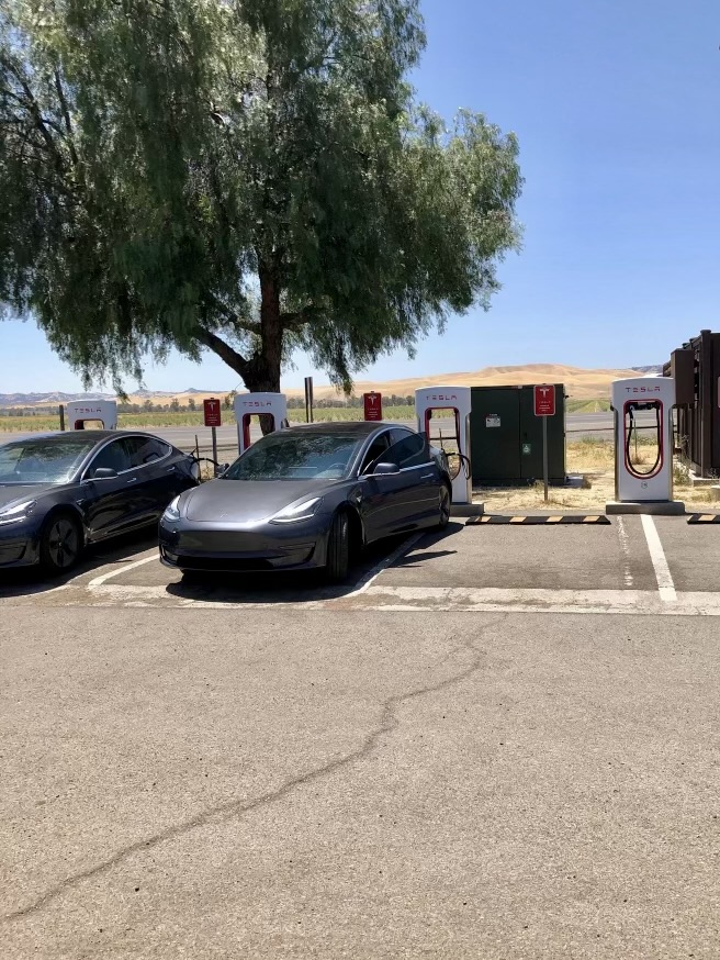 Pea Soup Andersens, a famous soup restaurant in Santa Nella, California, has a Tesla supercharging station. Tesla owners can grab a bite to eat while waiting for their car to charge. 