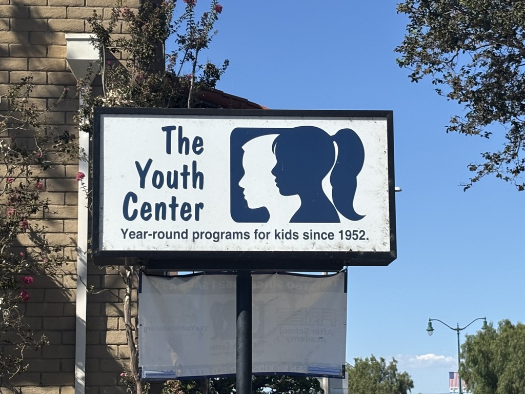 Los Alamitos Youth Center, 10761 Los Alamitos Blvd