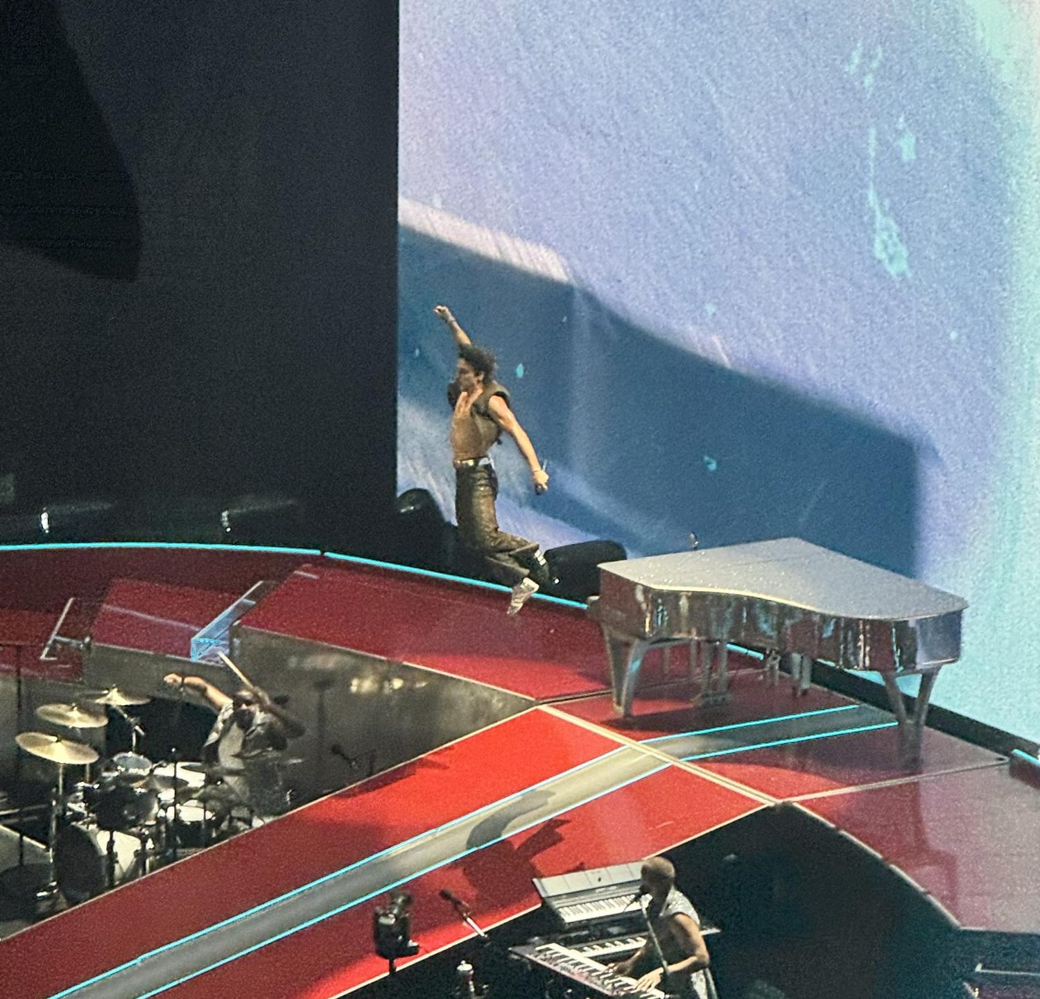 Benson Boone leaps off of his piano mid performance before continuing to sing. 